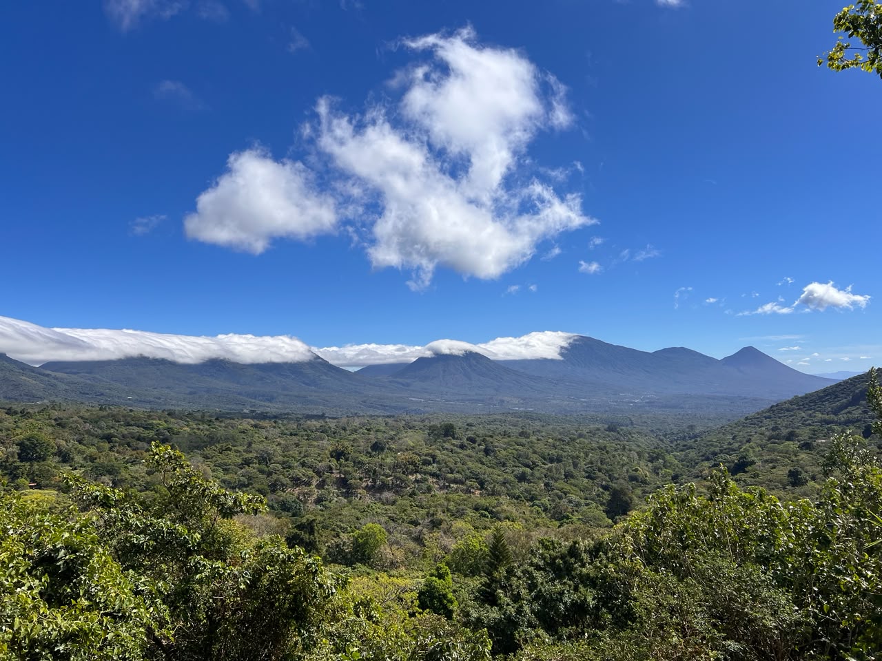 Panorámica de volcanes y bosque en El Salvador
